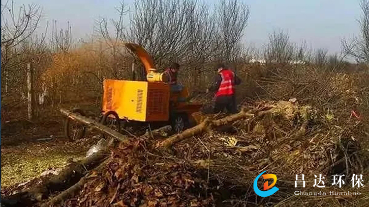 樹枝粉碎機使用.jpg