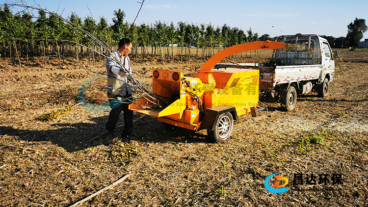 河南昌達HC-6130型樹枝粉碎機新疆客戶使用現場,樹枝粉碎機實體廠家! 河南昌達HC-6130型樹枝粉碎(suì)機新疆客戶使用現場(chǎng),樹枝粉(fěn)碎機實體廠家!