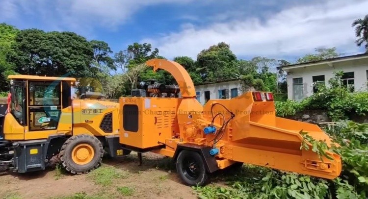 海南園林綠化客戶現(xiàn)場(chǎng)HC-6145樹(shù)枝粉碎機鏈條輸送版 海南園林綠(lǜ)化客戶現場HC-6145樹枝粉碎機鏈條輸(shū)送版