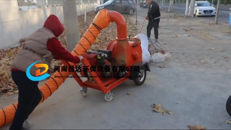 河南昌達（dá）移動樹（shù）葉粉碎機客戶使用現場