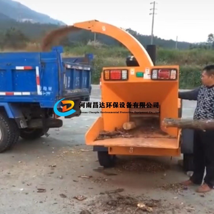 河南昌達HC-6145樹枝粉碎機河南信（xìn）陽客戶使用現場.jpg