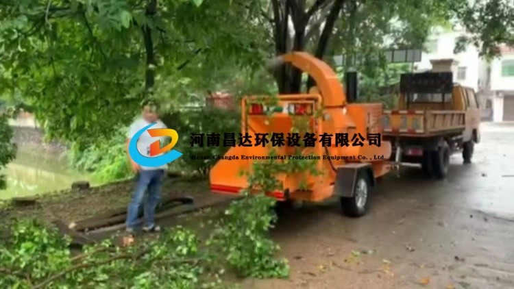 河南昌達HC-6145園林綠化樹枝(zhī)粉碎機福(fú)建福州客戶使用現場 河南昌達(dá)HC-6145園林綠化樹枝粉(fěn)碎機福建福州客戶使用現場