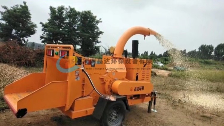 河（hé）南昌達HC-6145園林綠化樹枝粉碎機山東威海客戶使用現場.jpg