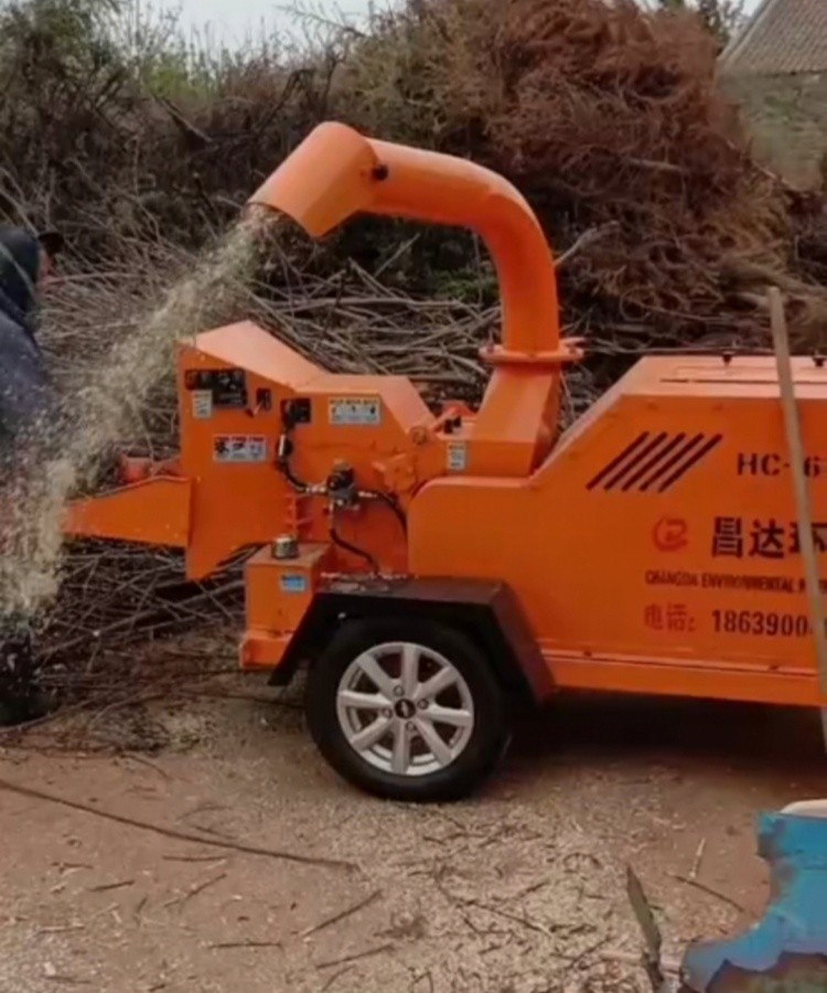 河南昌達HC-6130果園樹枝粉碎機陝西寶雞客戶使用現（xiàn）場.jpg