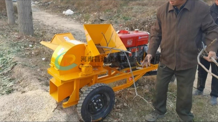 河南昌達小型移動多功能（néng）木材粉碎機陝西（xī）漢（hàn）中客戶使用現場