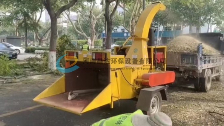6145園林綠化樹枝粉碎機河北石家莊客戶使用現場 6145園(yuán)林綠化樹枝粉碎機河北(běi)石(shí)家莊客戶(hù)使用現場