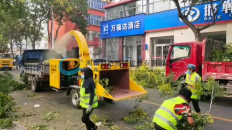園林綠化樹枝粉碎機西安客戶使用現場 園林綠化樹枝粉碎機(jī)西安(ān)客戶使用現場