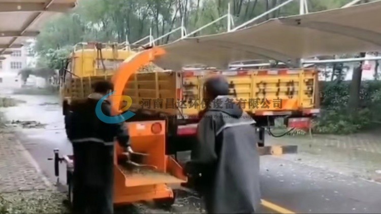 小(xiǎo)型園林綠化樹枝粉碎機上海客戶使用現場 小型園林綠化樹枝粉碎機上海客戶使用現場