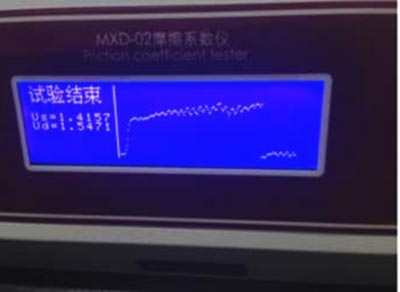 摩擦係數儀（yí）正在檢測手（shǒu）機保護膜摩（mó）擦係數